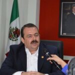 Ancira se echa unos al pastor y da consejos de finanzas a policía