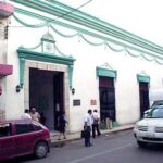 Derrapa motocicleta en el centro de Tekax; conductor abandona a su acompañante lesionado
