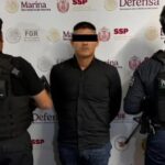 Detienen en el Aeropuerto de Cancún al tesorero municipal de Tulum por presunta portación de arma