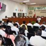 Empleados de sucursal de Little Caesars en Macroplaza protestan por presuntas irregularidades laborales