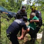 Spark termina contra un árbol en la Mérida-Cancún; un pasajero queda atrapado